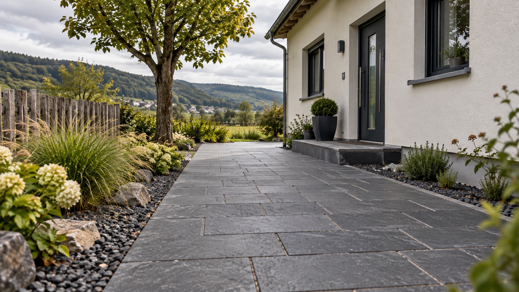 Zeitgemäße Terrasse und geordneter Hauszugang